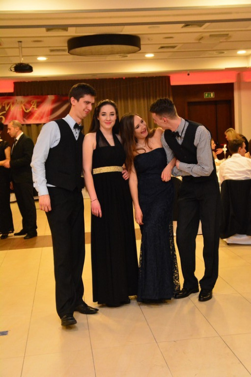 Studniówki 2016: Maturzyści I LO w Brzegu, zatańczyli reprezentacyjnego poloneza [galeria zdjęć]