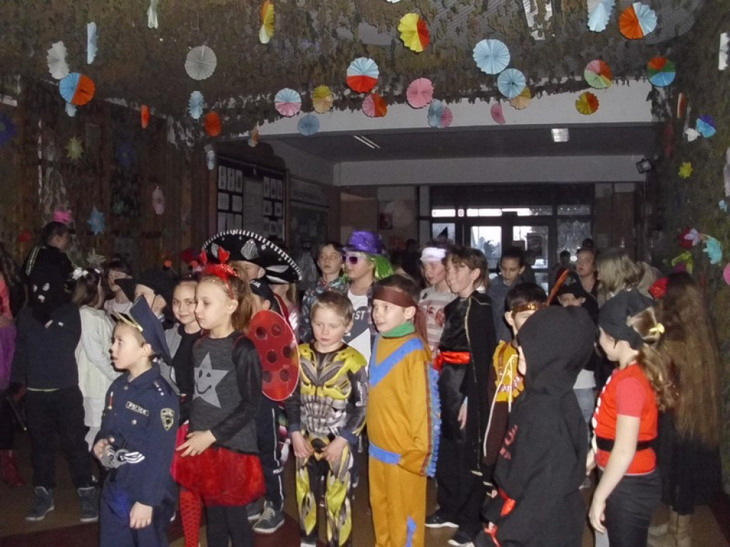 Kolorowo i bajkowo, czyli o balu karnawałowym w Szkole Podstawowej w Olszance