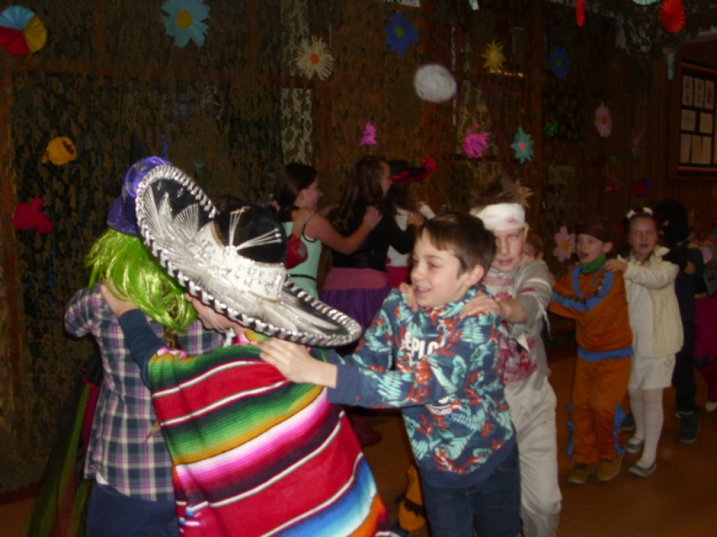 Kolorowo i bajkowo, czyli o balu karnawałowym w Szkole Podstawowej w Olszance