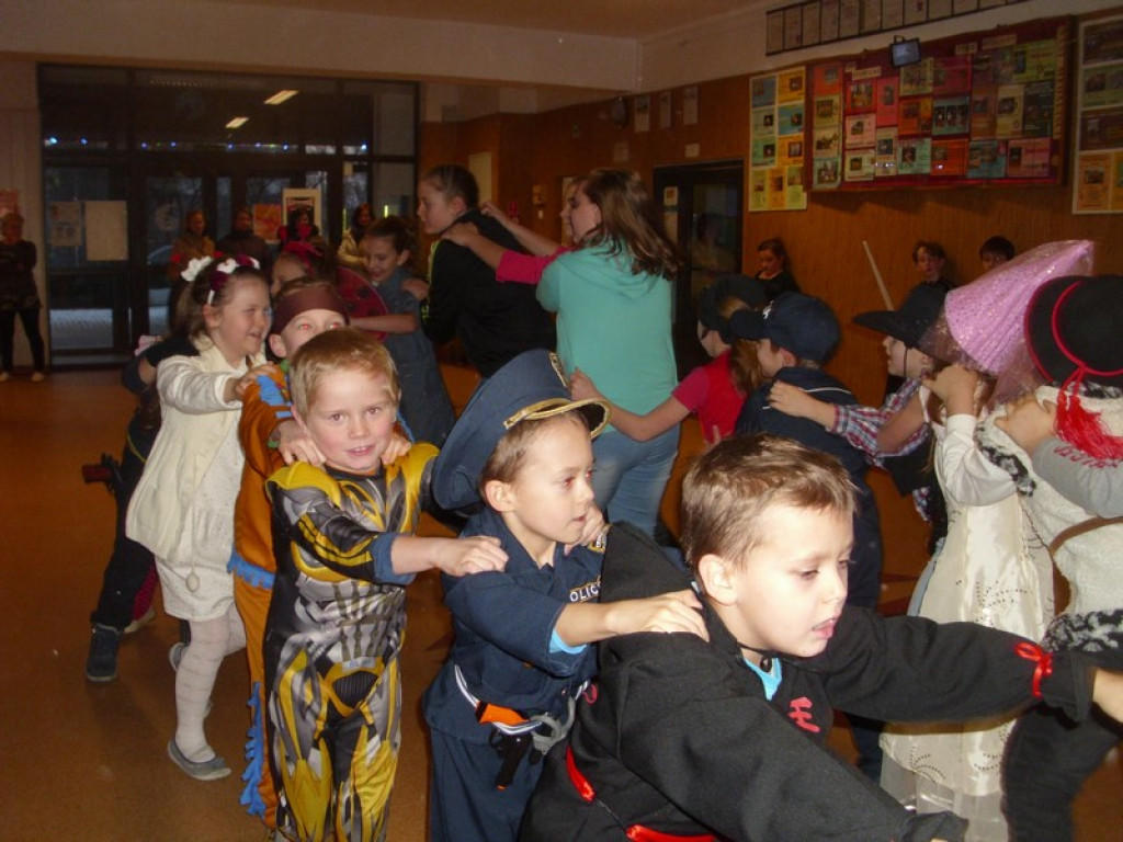 Kolorowo i bajkowo, czyli o balu karnawałowym w Szkole Podstawowej w Olszance