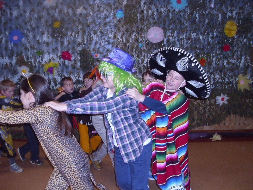 Kolorowo i bajkowo, czyli o balu karnawałowym w Szkole Podstawowej w Olszance