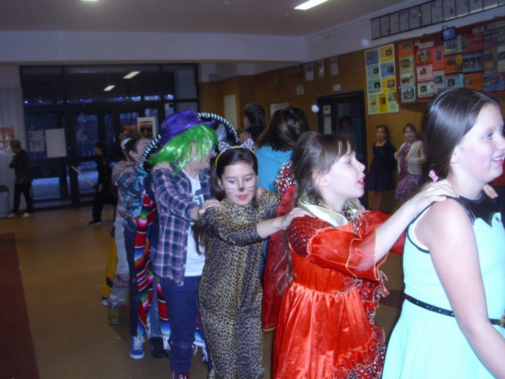 Kolorowo i bajkowo, czyli o balu karnawałowym w Szkole Podstawowej w Olszance