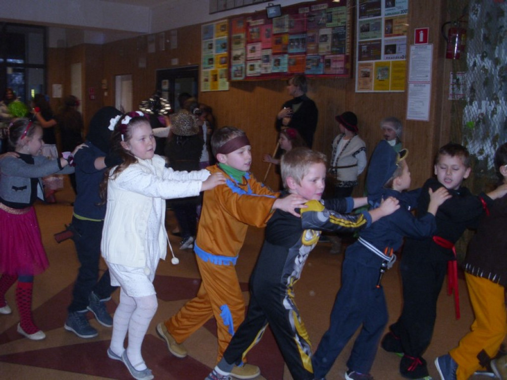 Kolorowo i bajkowo, czyli o balu karnawałowym w Szkole Podstawowej w Olszance