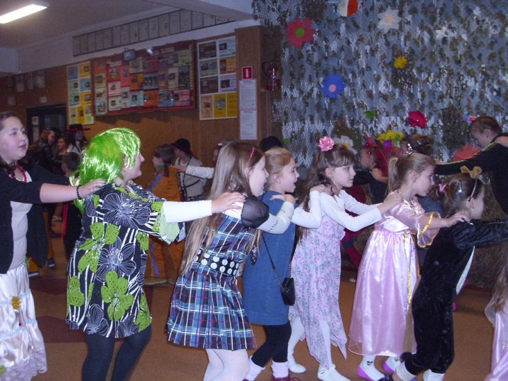 Kolorowo i bajkowo, czyli o balu karnawałowym w Szkole Podstawowej w Olszance