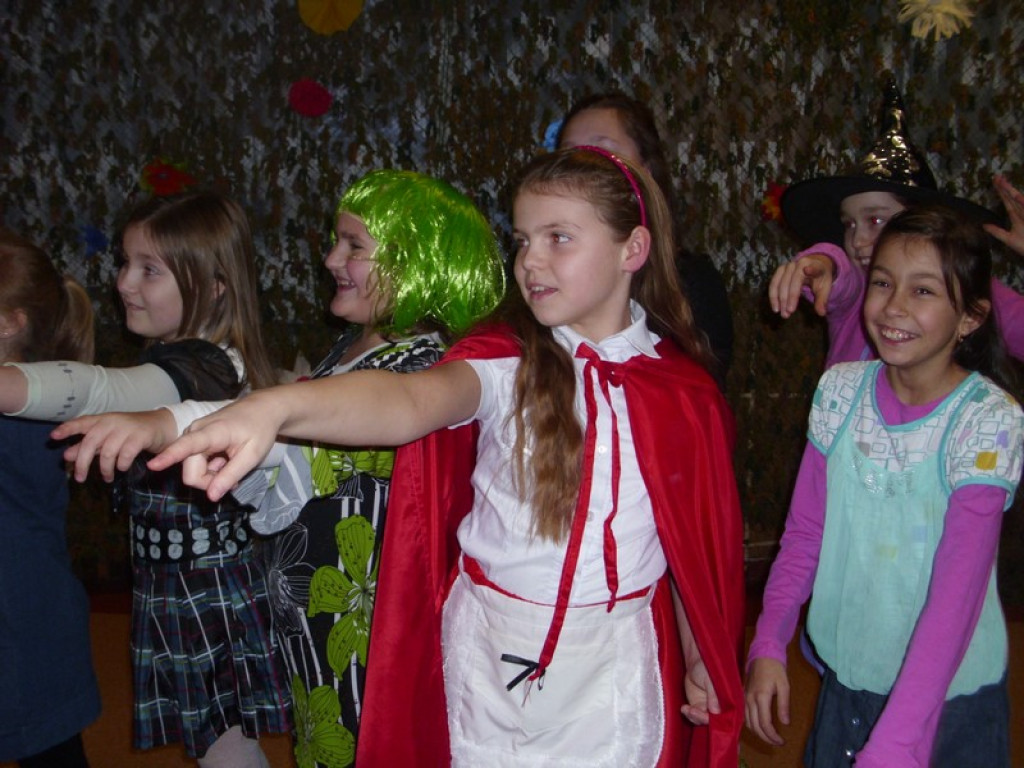 Kolorowo i bajkowo, czyli o balu karnawałowym w Szkole Podstawowej w Olszance