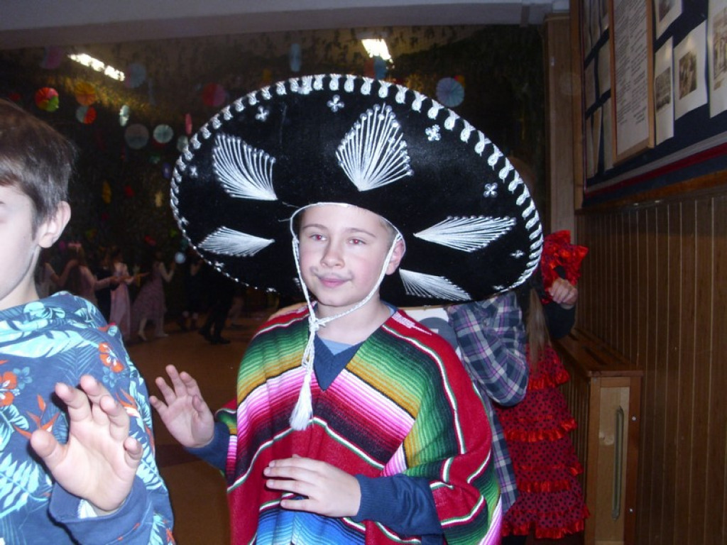 Kolorowo i bajkowo, czyli o balu karnawałowym w Szkole Podstawowej w Olszance