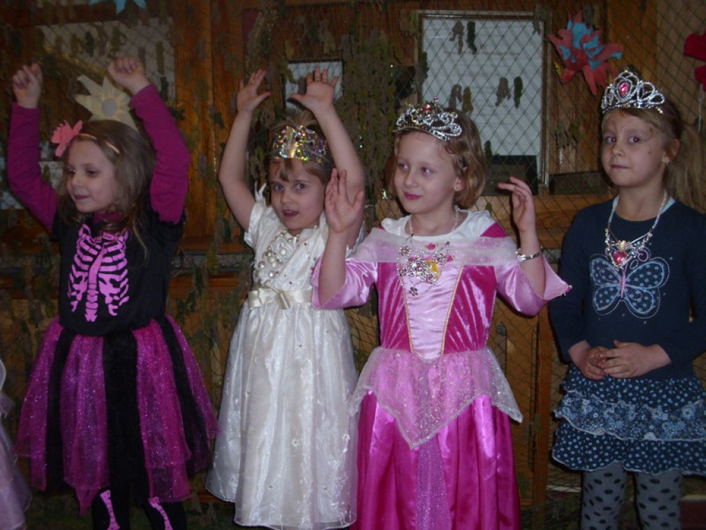 Kolorowo i bajkowo, czyli o balu karnawałowym w Szkole Podstawowej w Olszance