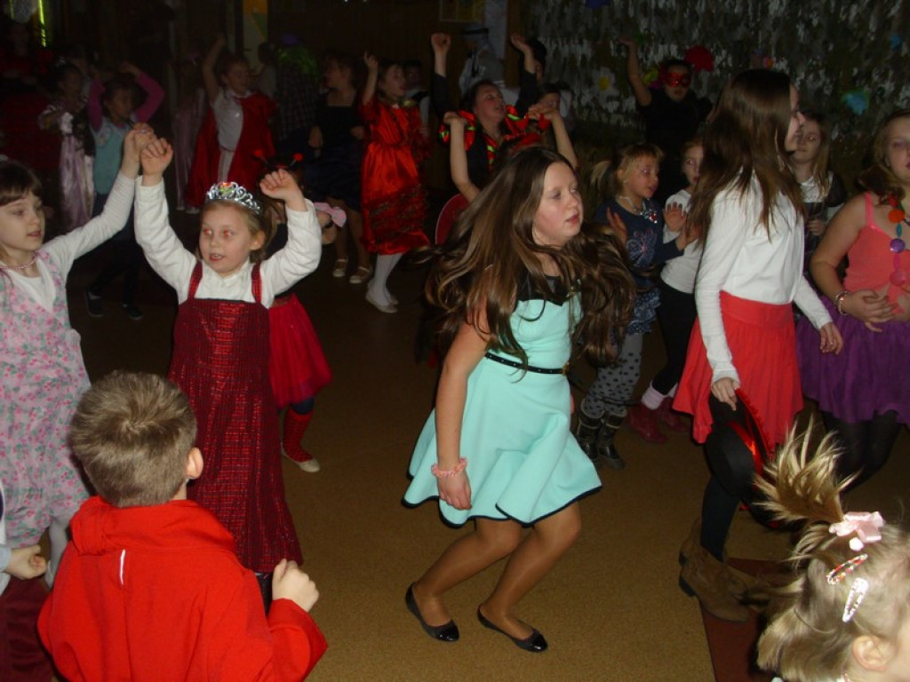 Kolorowo i bajkowo, czyli o balu karnawałowym w Szkole Podstawowej w Olszance