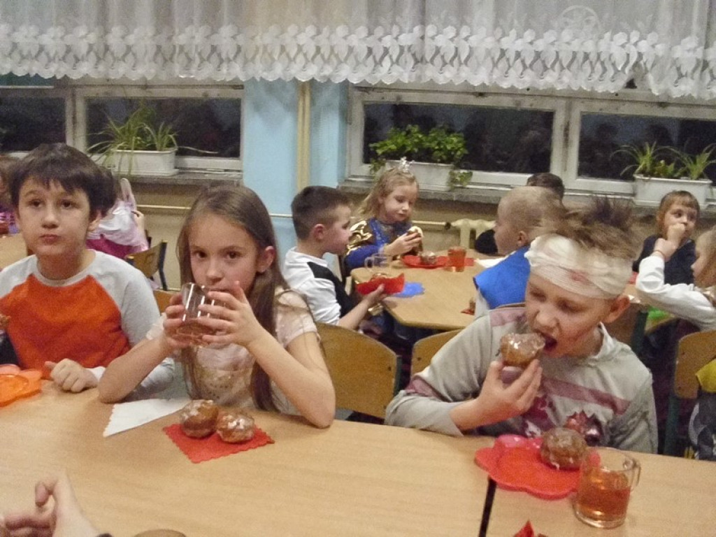 Kolorowo i bajkowo, czyli o balu karnawałowym w Szkole Podstawowej w Olszance