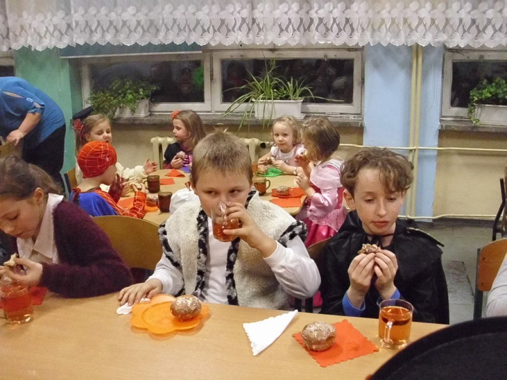 Kolorowo i bajkowo, czyli o balu karnawałowym w Szkole Podstawowej w Olszance