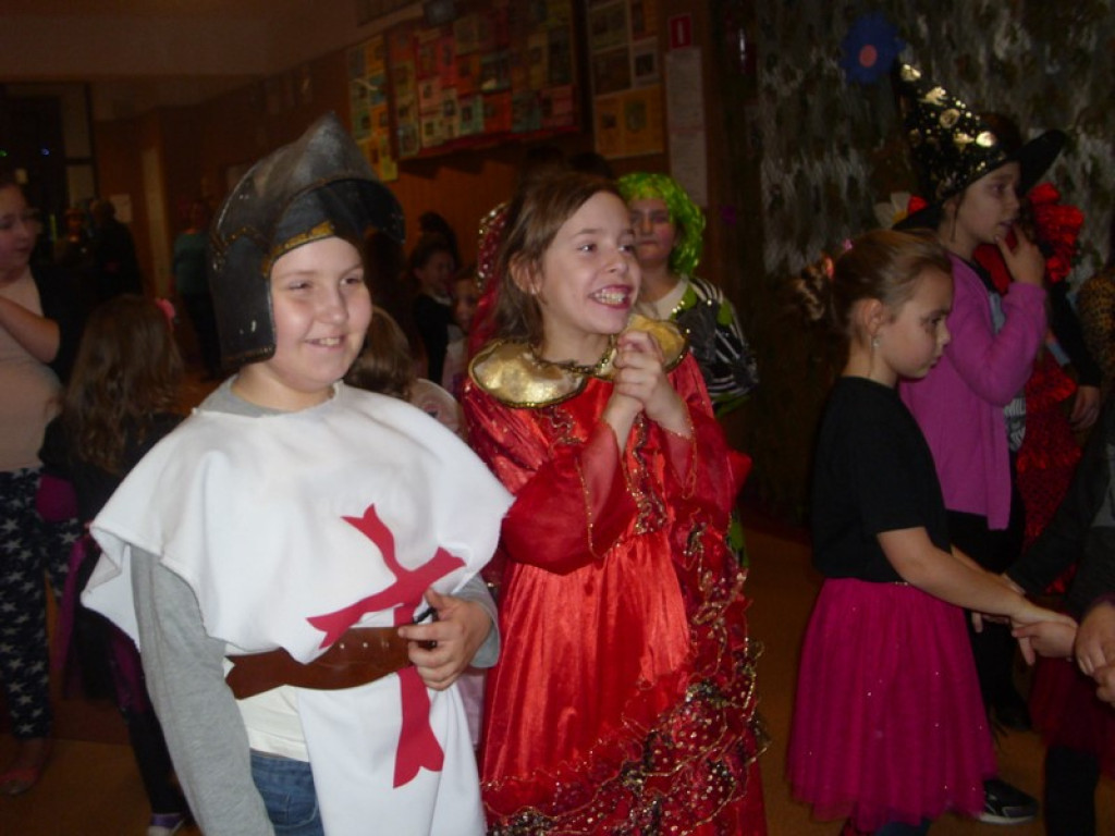 Kolorowo i bajkowo, czyli o balu karnawałowym w Szkole Podstawowej w Olszance