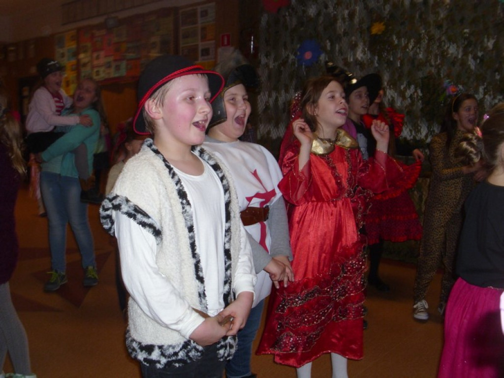 Kolorowo i bajkowo, czyli o balu karnawałowym w Szkole Podstawowej w Olszance