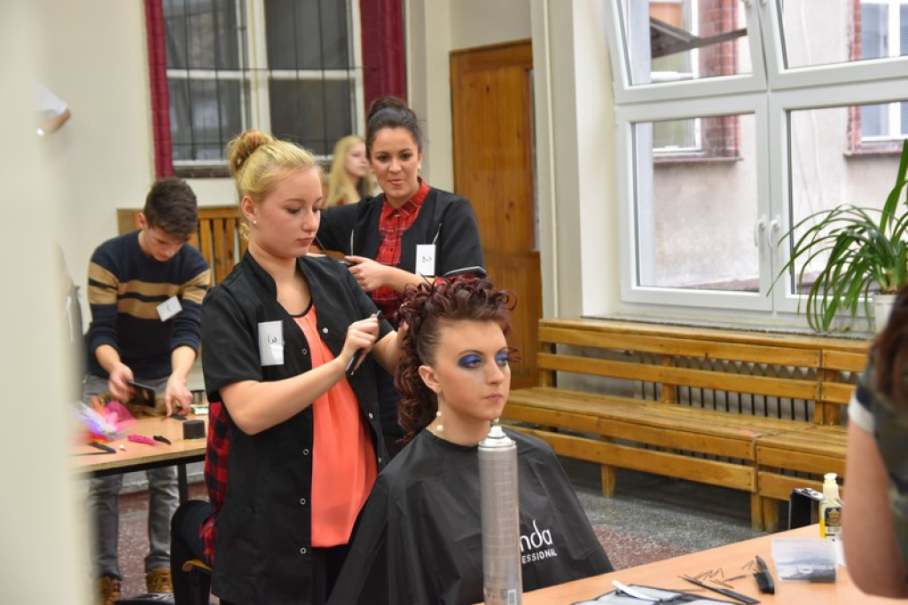 Uczniowie prezentowali swój talent, czyli II Wojewódzki Konkurs Fryzjerski w Brzegu