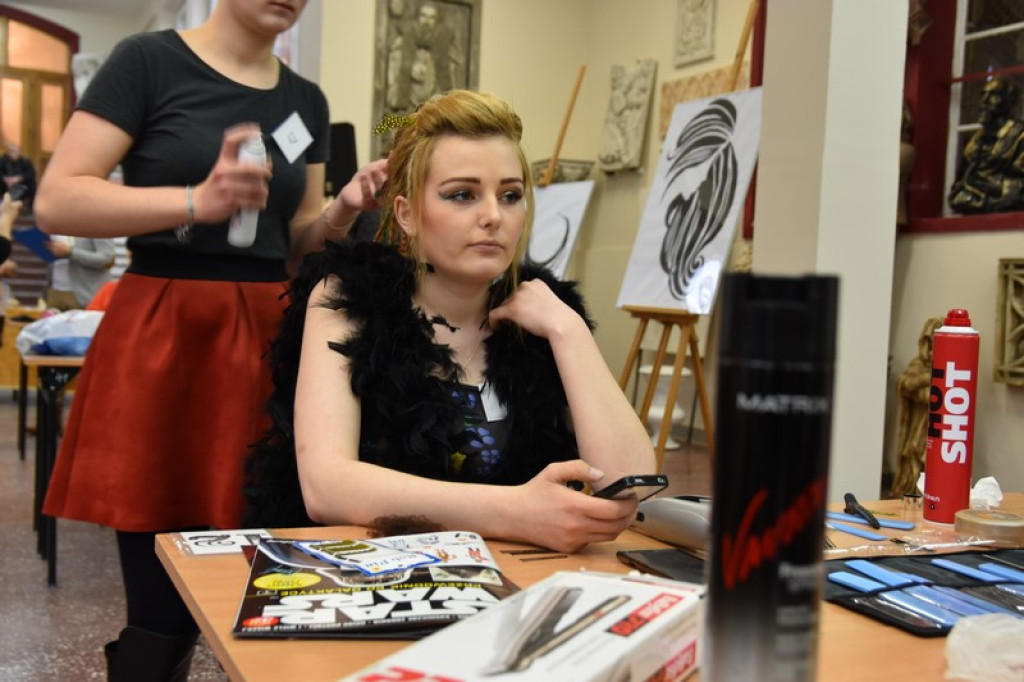 Uczniowie prezentowali swój talent, czyli II Wojewódzki Konkurs Fryzjerski w Brzegu