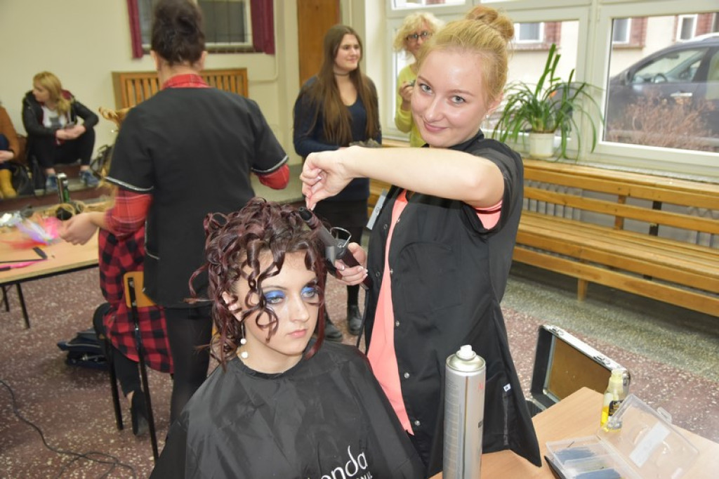 Uczniowie prezentowali swój talent, czyli II Wojewódzki Konkurs Fryzjerski w Brzegu