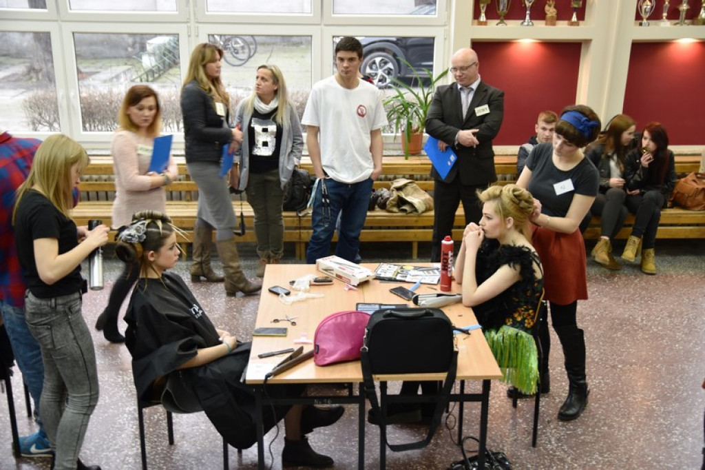 Uczniowie prezentowali swój talent, czyli II Wojewódzki Konkurs Fryzjerski w Brzegu
