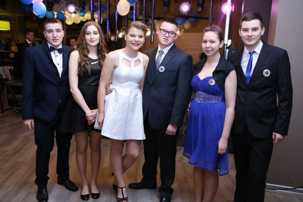 Studniówki 2016: Maturzyści ZSB w Brzegu zatańczyli poloneza [galerie zdjęć]