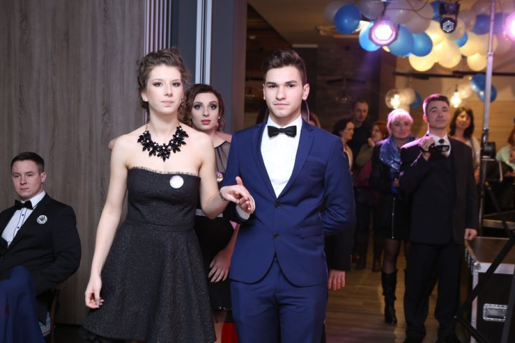 Studniówki 2016: Maturzyści ZSB w Brzegu zatańczyli poloneza [galerie zdjęć]