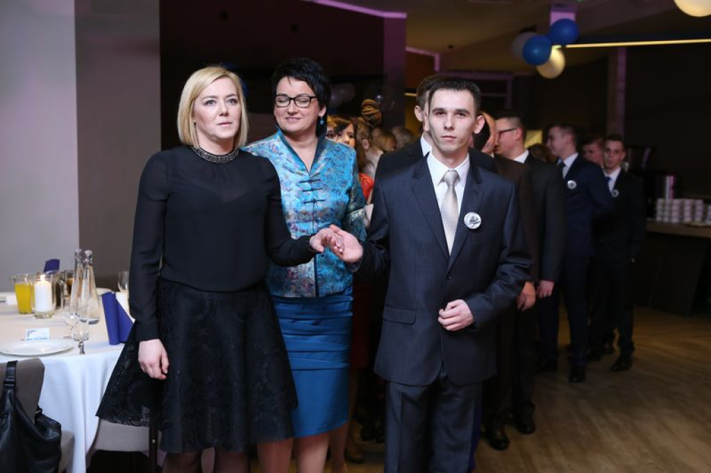Studniówki 2016: Maturzyści ZSB w Brzegu zatańczyli poloneza [galerie zdjęć]