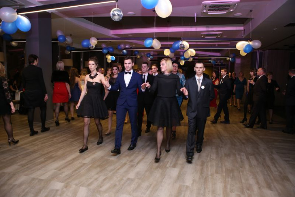 Studniówki 2016: Maturzyści ZSB w Brzegu zatańczyli poloneza [galerie zdjęć]