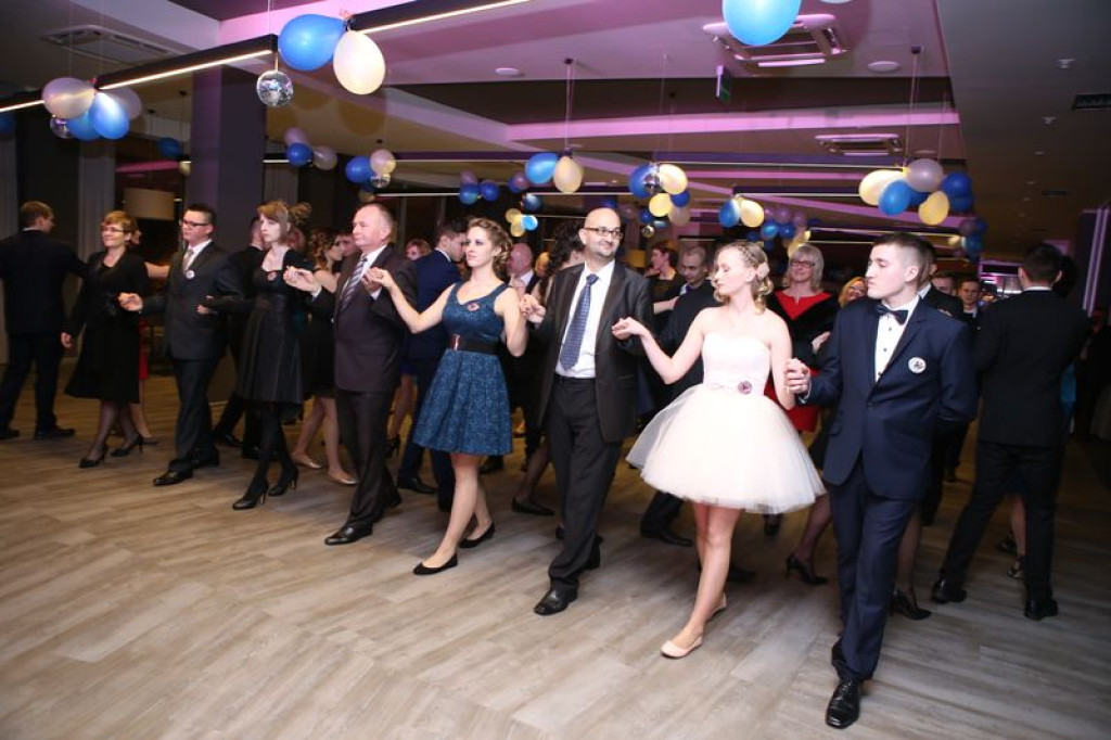 Studniówki 2016: Maturzyści ZSB w Brzegu zatańczyli poloneza [galerie zdjęć]
