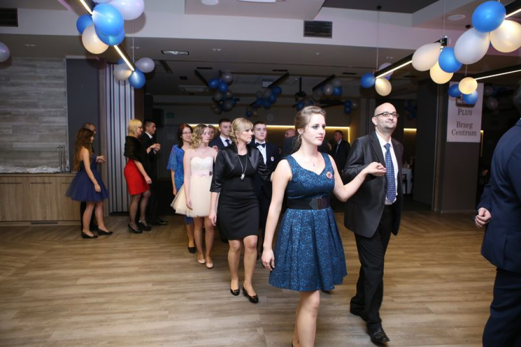 Studniówki 2016: Maturzyści ZSB w Brzegu zatańczyli poloneza [galerie zdjęć]