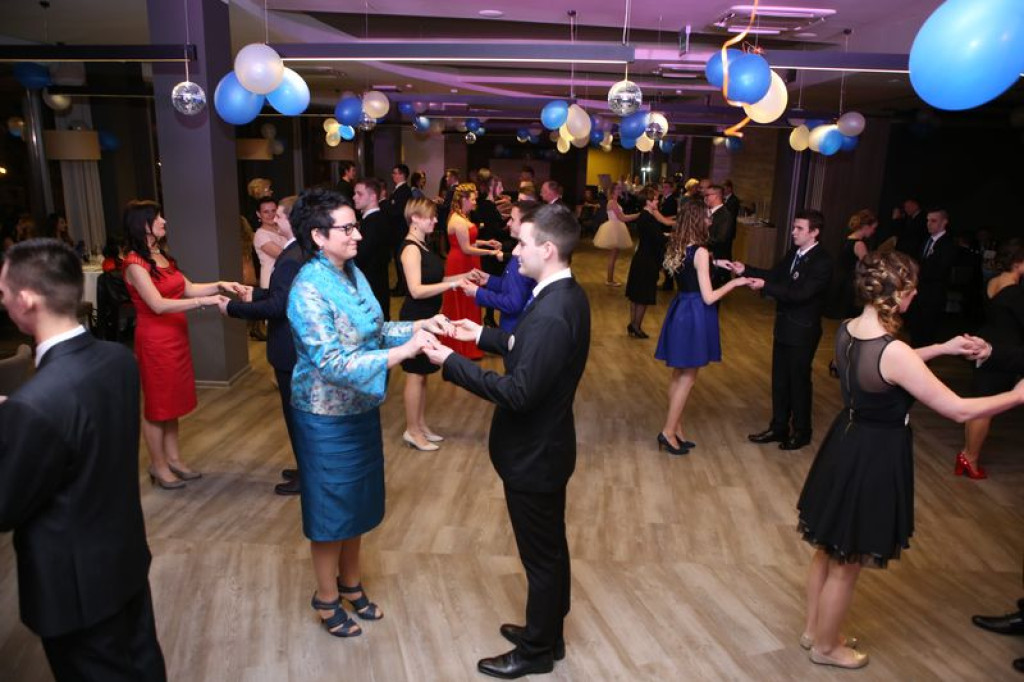 Studniówki 2016: Maturzyści ZSB w Brzegu zatańczyli poloneza [galerie zdjęć]