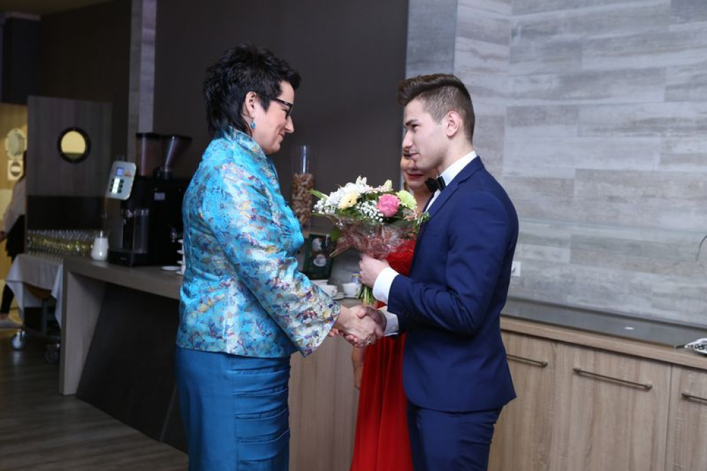 Studniówki 2016: Maturzyści ZSB w Brzegu zatańczyli poloneza [galerie zdjęć]