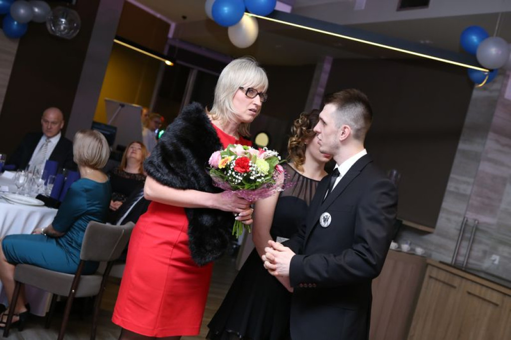 Studniówki 2016: Maturzyści ZSB w Brzegu zatańczyli poloneza [galerie zdjęć]