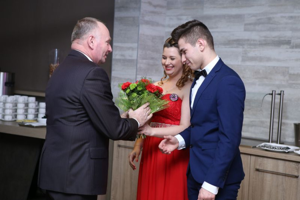 Studniówki 2016: Maturzyści ZSB w Brzegu zatańczyli poloneza [galerie zdjęć]