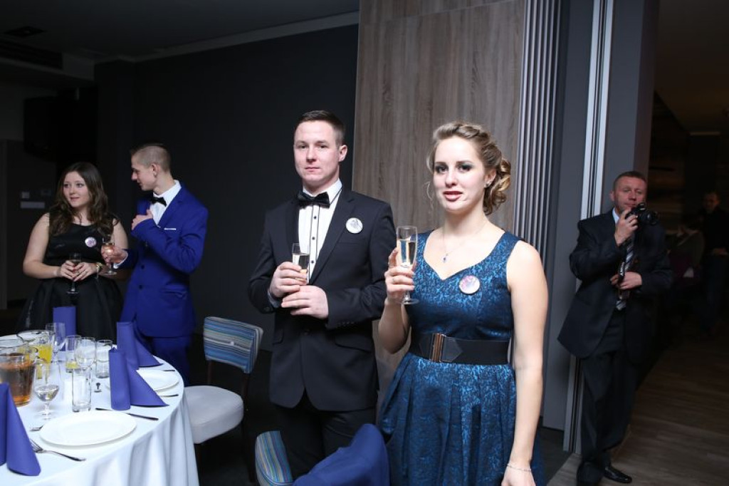 Studniówki 2016: Maturzyści ZSB w Brzegu zatańczyli poloneza [galerie zdjęć]