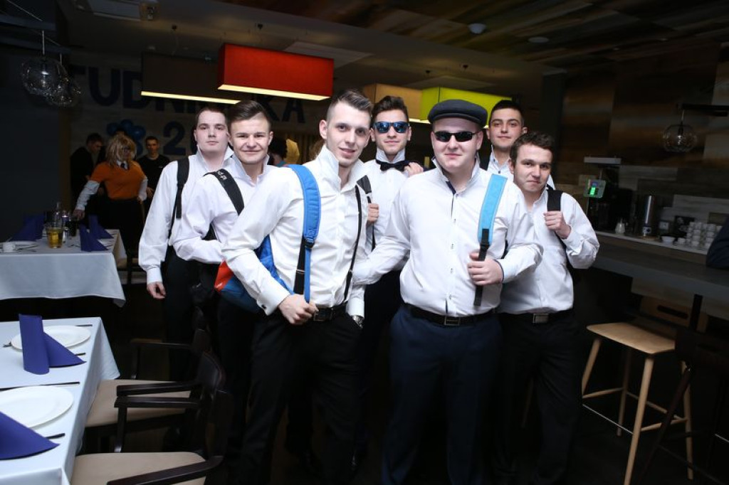 Studniówki 2016: Maturzyści ZSB w Brzegu zatańczyli poloneza [galerie zdjęć]