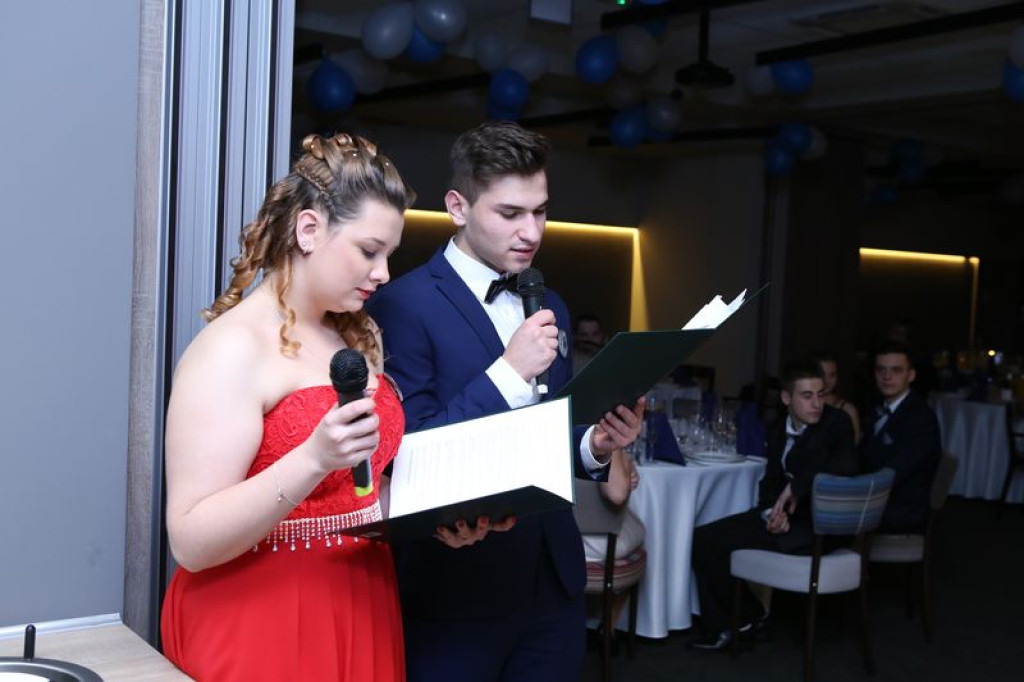 Studniówki 2016: Maturzyści ZSB w Brzegu zatańczyli poloneza [galerie zdjęć]