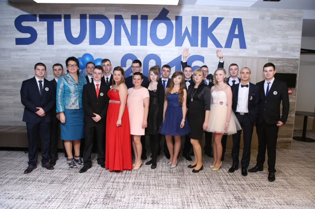 Studniówki 2016: Maturzyści ZSB w Brzegu zatańczyli poloneza [galerie zdjęć]