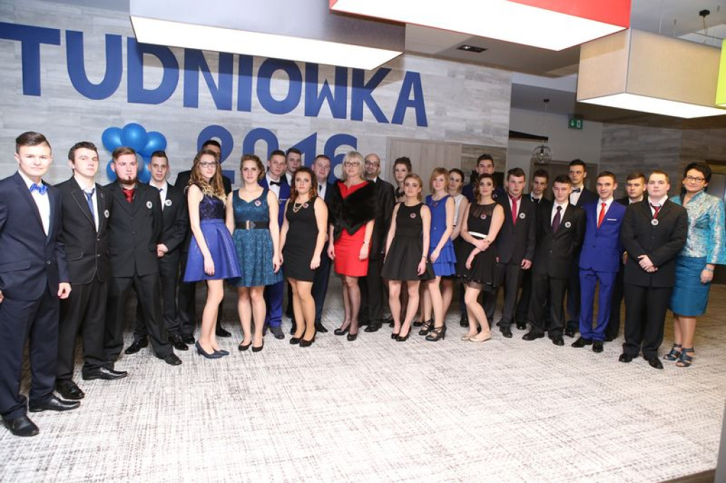 Studniówki 2016: Maturzyści ZSB w Brzegu zatańczyli poloneza [galerie zdjęć]