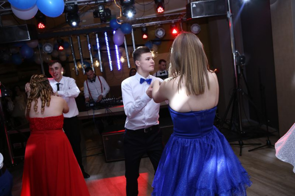 Studniówki 2016: Maturzyści ZSB w Brzegu zatańczyli poloneza [galerie zdjęć]