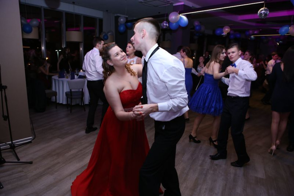 Studniówki 2016: Maturzyści ZSB w Brzegu zatańczyli poloneza [galerie zdjęć]