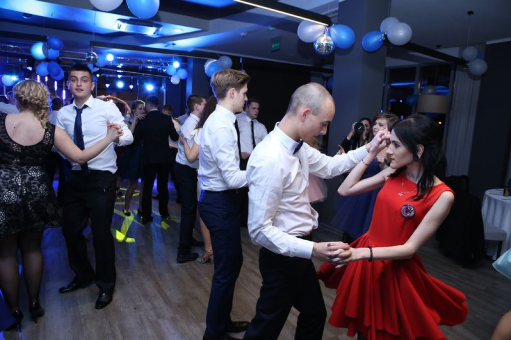 Studniówki 2016: Maturzyści ZSB w Brzegu zatańczyli poloneza [galerie zdjęć]