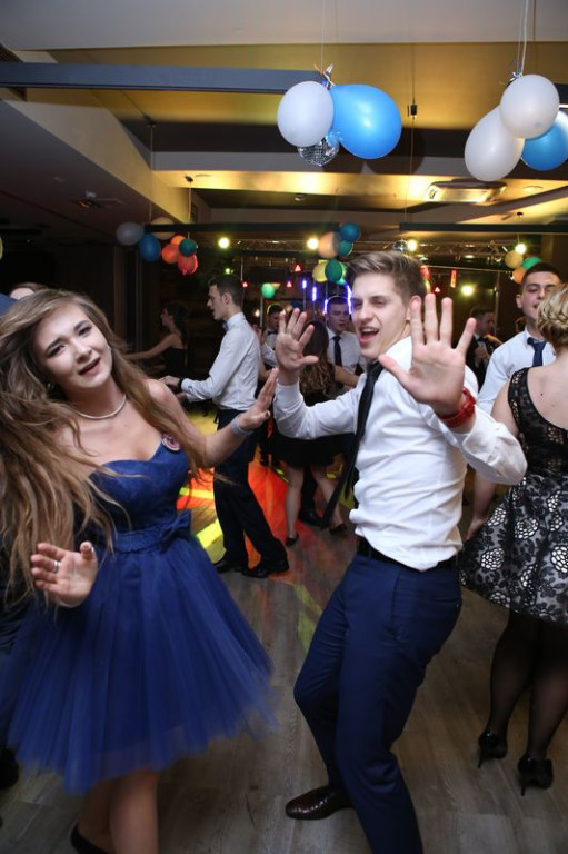 Studniówki 2016: Maturzyści ZSB w Brzegu zatańczyli poloneza [galerie zdjęć]