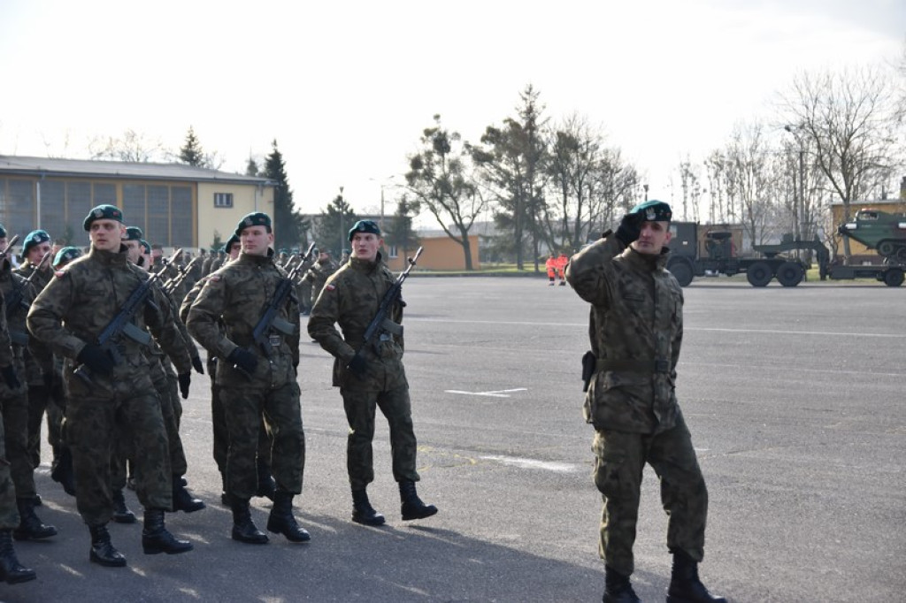 Ochotnicy złożyli przysięgę wojskową w 1. Brzeskim Pułku Saperów [zdjęcia]