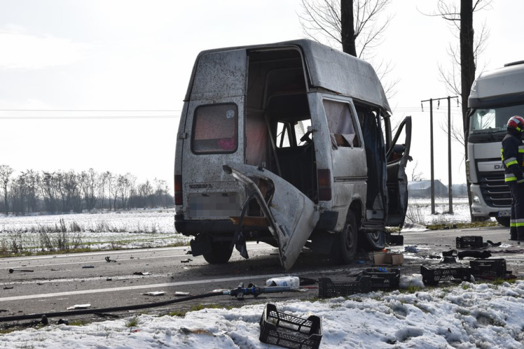 Czołowe zderzenie na wysokości Małujowic. Dwie osoby poszkodowane