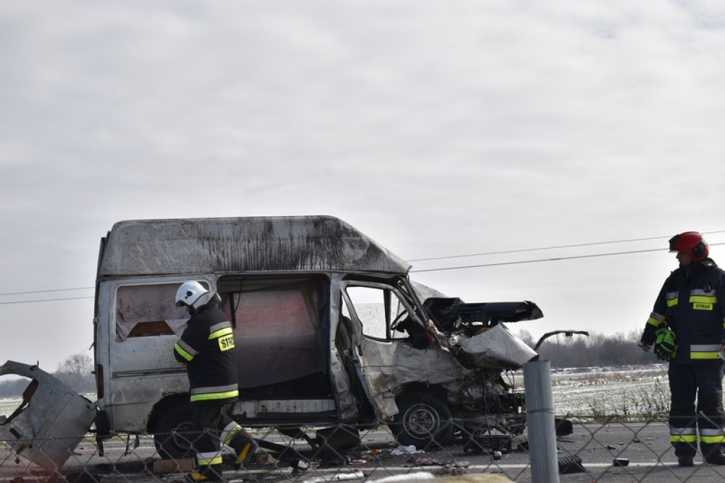Czołowe zderzenie na wysokości Małujowic. Dwie osoby poszkodowane