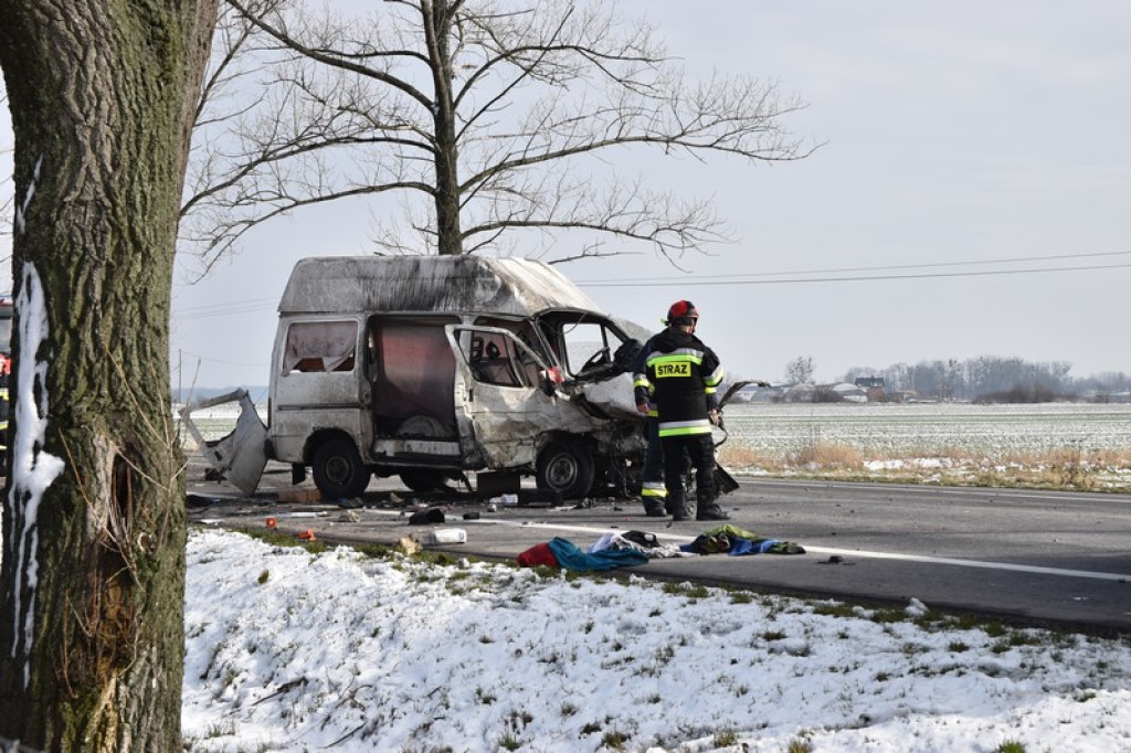 Czołowe zderzenie na wysokości Małujowic. Dwie osoby poszkodowane