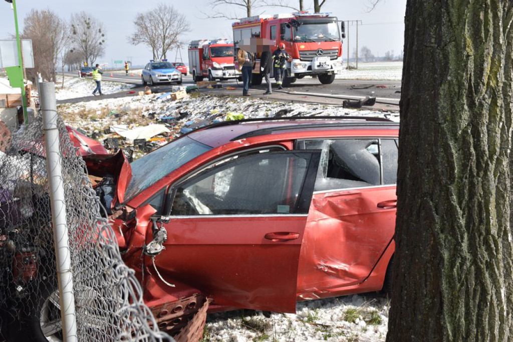Czołowe zderzenie na wysokości Małujowic. Dwie osoby poszkodowane