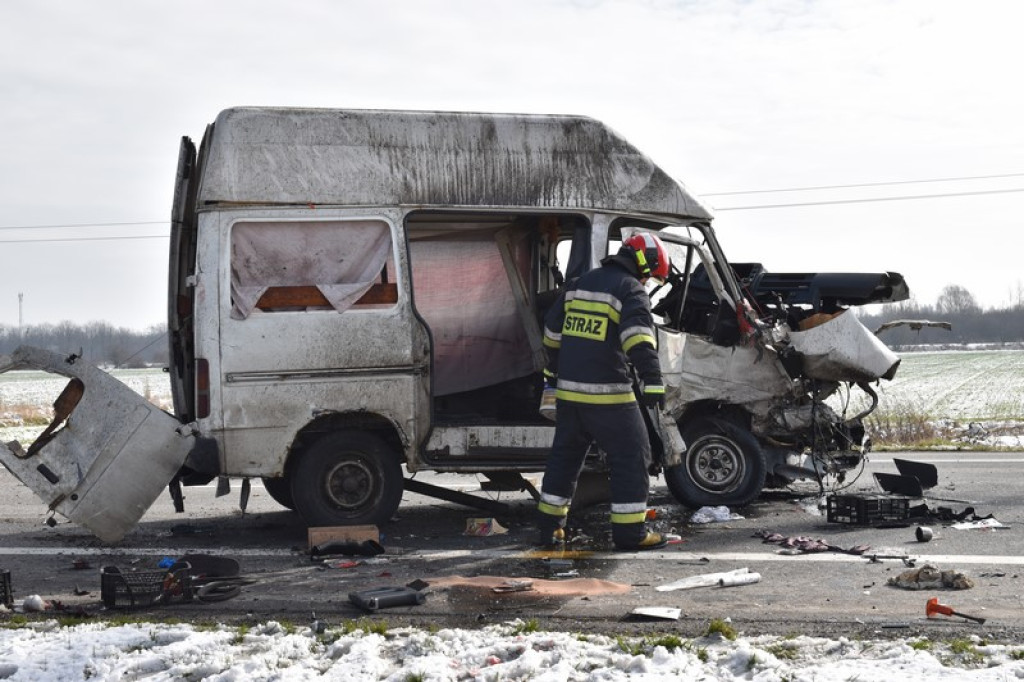 Czołowe zderzenie na wysokości Małujowic. Dwie osoby poszkodowane