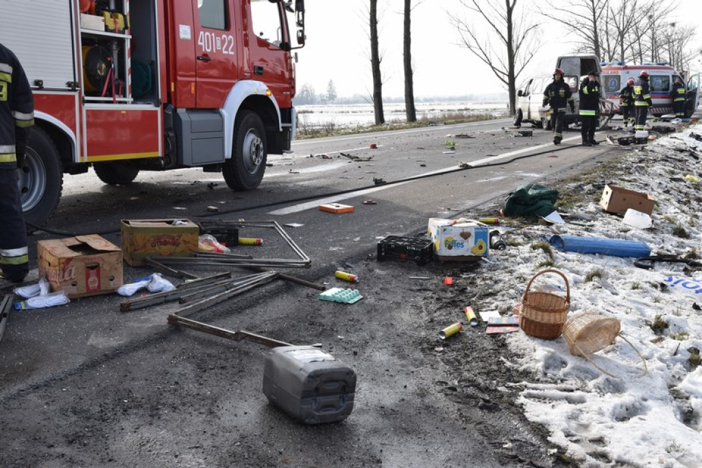 Czołowe zderzenie na wysokości Małujowic. Dwie osoby poszkodowane