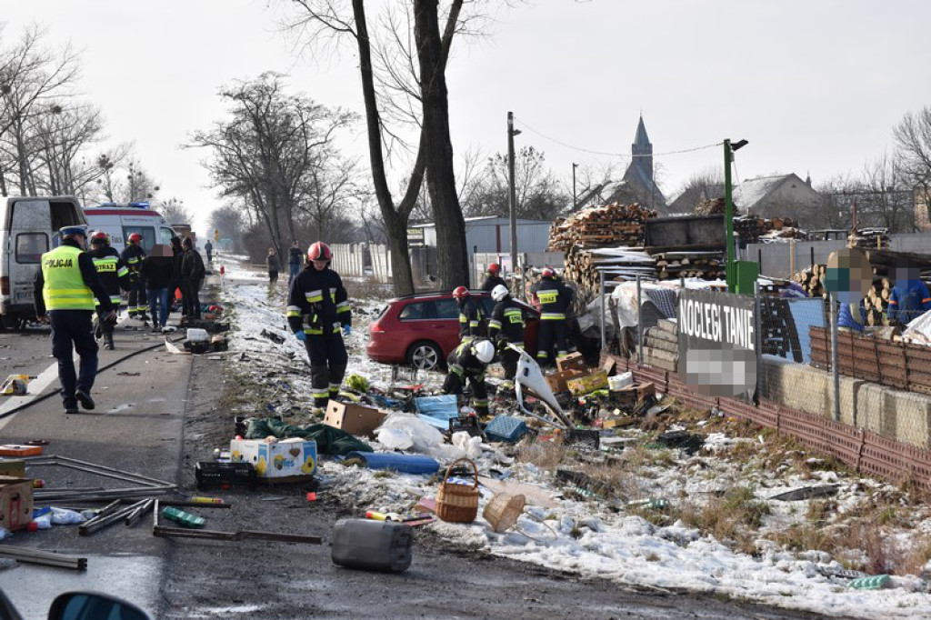 Czołowe zderzenie na wysokości Małujowic. Dwie osoby poszkodowane