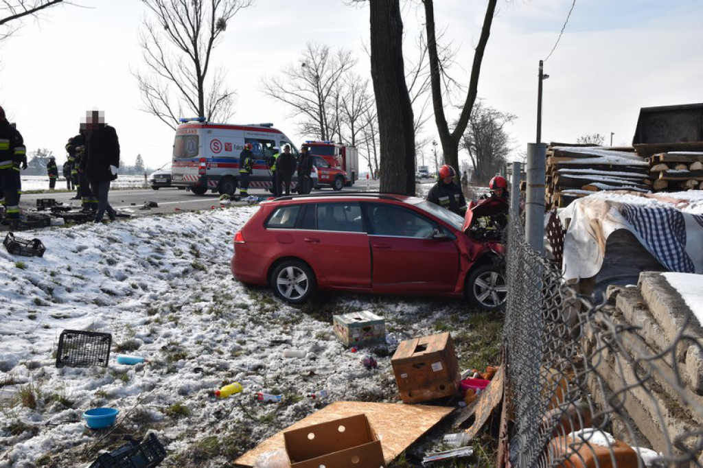 Czołowe zderzenie na wysokości Małujowic. Dwie osoby poszkodowane