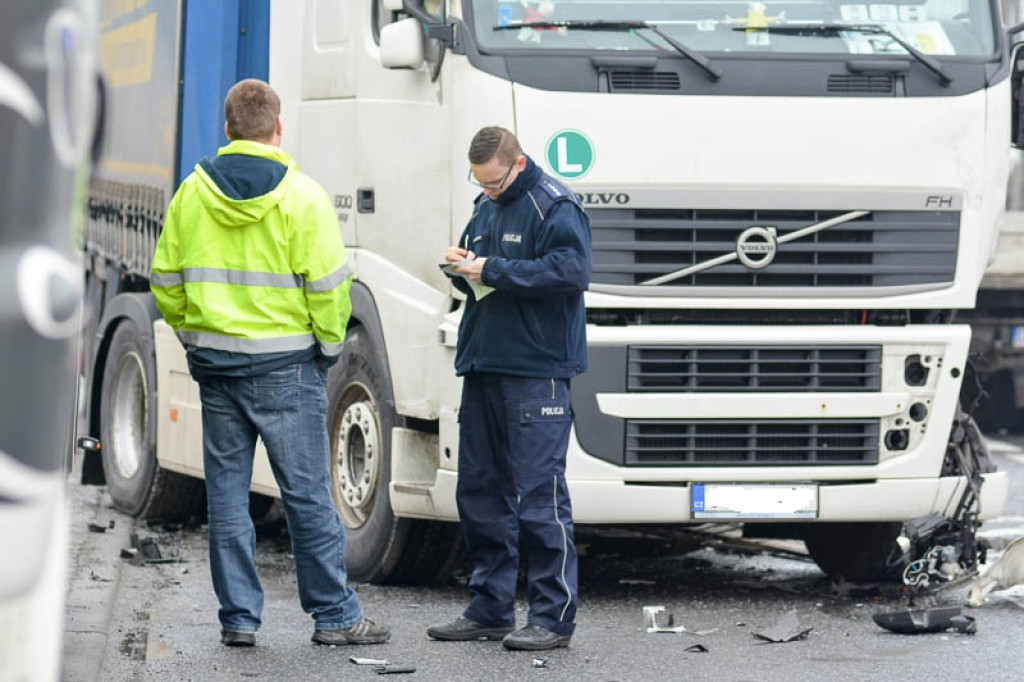 Czołowe zderzenie busa z ciężarówką w Kolnicy. Kierowca zakleszczony w pojeździe