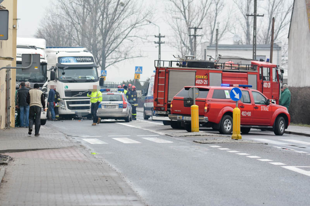 Czołowe zderzenie busa z ciężarówką w Kolnicy. Kierowca zakleszczony w pojeździe